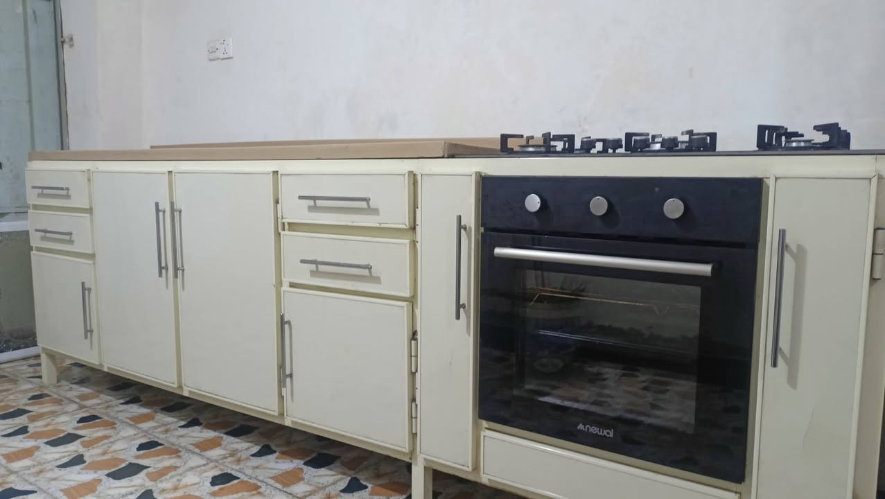 كاونتر مع سنك مع طباخ وفرن طول 290
السعر 450
موبايل ***********
