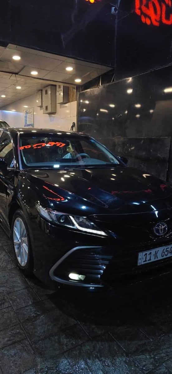 السلام عليكم
كامري هايبرد موديل 2024 خليجي 
فئة GLE حساسات امامي خلفي فتحت سقف كشنات جلد ابيض كراسي كهرباء شاشه كبيره ثلاث وضعيات للقيادة مانع تزحلق هاند بريك كهرباء اوتو هولد ٤ جام اوتو 

ماشيه 13 الف كيلو 
السياره جديده مكفوله كفاله عامه 
رقم الهاتف ***********
