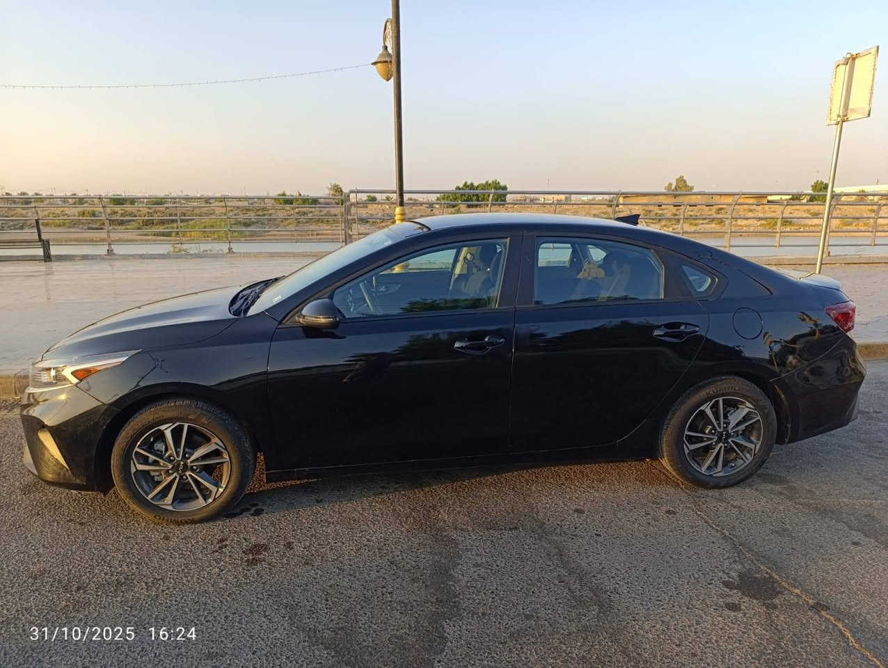 سلام عليكم كيا فورتي موديل 2024 ماشيه 14 الف كيلو ..حادثه خلفي جنطه وجاملغ خلفي واحد  فقط الجنطه بيه صبغ مكان الرقم والجاملغ بارد بي تكحيل فقط بدون صبغ السياره بيه طخه بلبنيد بلنقل من امريكا كحلته بس السياره بلعماره بدون رقم السعر130ورقه بي مجال رقم الموبايل..*********** وبيه طخه بلباب الي خلف الصدر خفيفه بيع مستعجل .. مكينه ٢٠٠٠ دوش فئة LX
