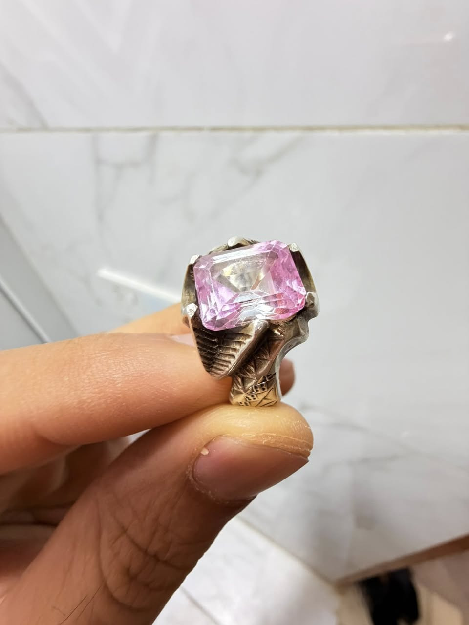 نوادر الارض 
خاتم من حجر الامترين اومترين الطبيعي  خليط بين السترين والجمشت بصياغة تيموري مميزة 
***********
