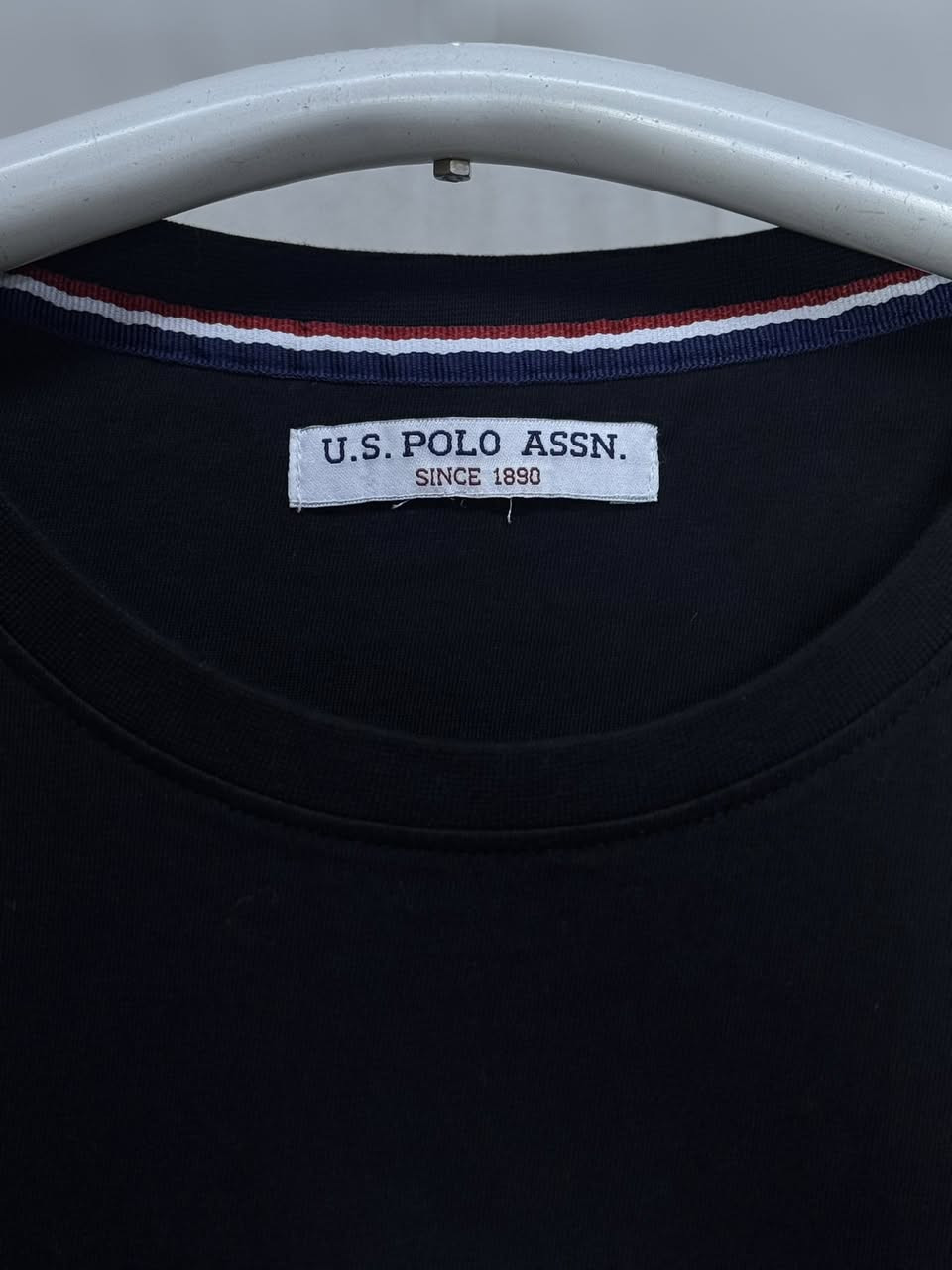 تشيرت ( بولو  )سوبر كريم  
القياس  XL 
عرض الصدر 60 
النظافه 💯/💯  

يوجد توصيل 🚚 (بغداد -محافظات )
☎️رقم الهاتف :***********

للحجز -دايركت
