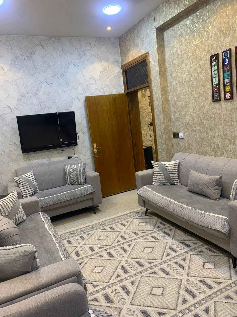 📍 للبيع دار سكنية – البلديات / مضمار العابد
خلف سنتر البلديات، مقابل البازيخانه – سما البلديات
🔹 المساحة: 100 متر
🔹 الواجهة: 5 متر
🔹 النزال: 20 متر
🔹 سنة البناء: 2022
🔹 بناء درجة أولى
🔹 تصميم مريح وخريطة مرتبة
تتكون من:
▪️ 3 غرف نوم
▪️ صالة
▪️ 2 حمام
دار نظيفة وبمواصفات ممتازة وموقع مميز، مناسبة للسكن العائلي. للاستفسار أو تصال عبر رقم 📞📞***********
