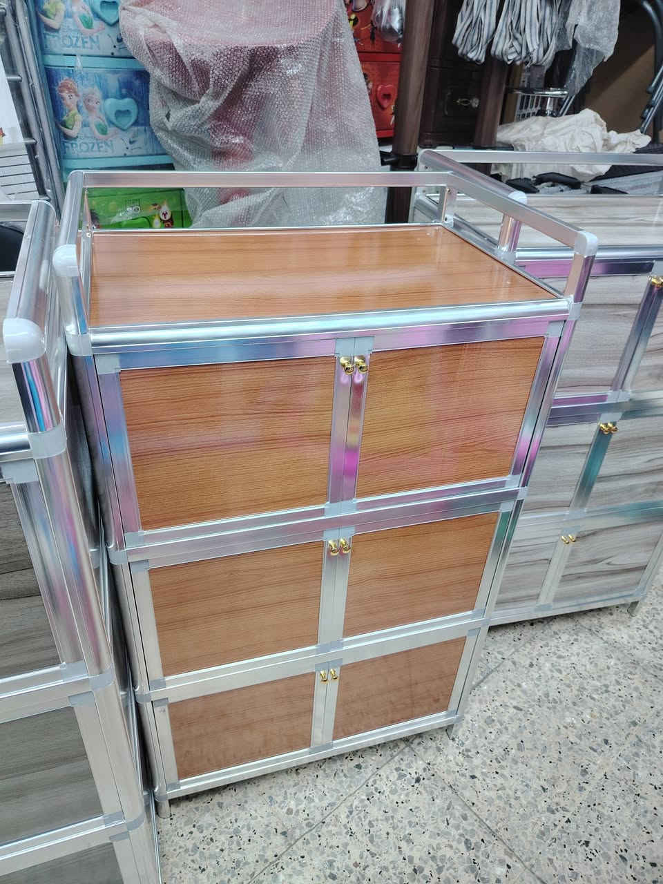 بس ب٥٥ الف دينار والتوصيل مجاني كافة انحاء العراق دولاب المنيوم متعدد الاستعمال شرط شغل درجه اولى براغي من اول رف الى اخر رف مع ضمان الجوده كلشي تكدر تستعملا بلمطبخ غرف النوم مكاتب محلات كلشي يصير شغل رقم واحد على واحد قياسا ٦٥ عرض ٤٥ عمق ١١٥ ارتفاع عنوانا موصل الساحل الايسر دركزليه قبل شارع المركز بثلاث محلات اذا انت جاي من اتجاه مجسر السويس بعد مطعم حسين الشيخ للاستفسار الاتصال على الرقم *********** *********** سنتر العزاوي لديكم لا خوف عليكم
