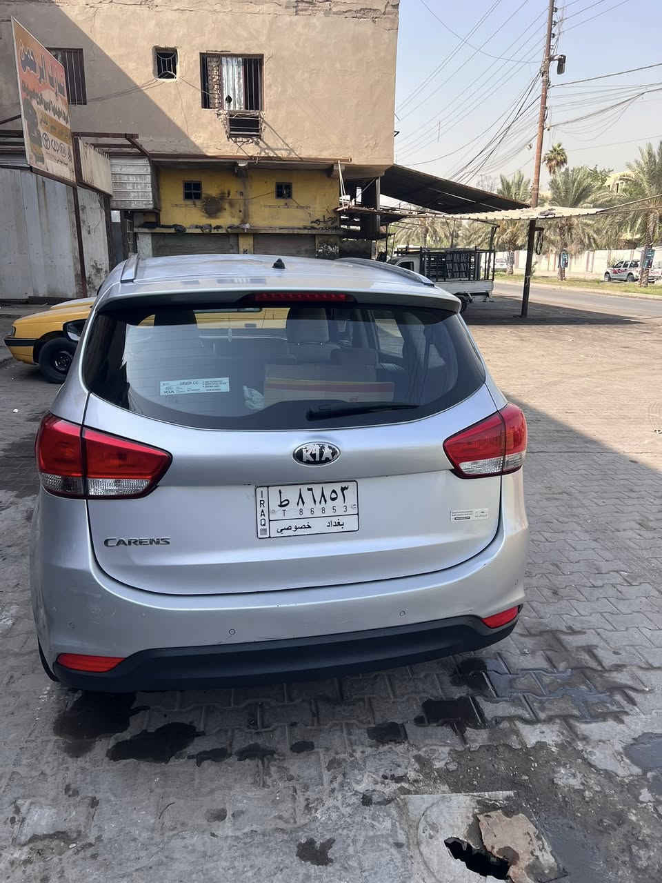 السلام عليكم 
كيا كارنز موديل 2014 خليجي بدون حادث 
ماشيه 121مواصفات عاديه مكينه وتبريد وصدر مكفولات 
محرك 2000 دوش 7 راكب مكاني بغداد القاهرة السعر 135 ورقه وبيه مجال للاستفسار ***********/*********** ملاحضه ( قماره وبنيد بيهن جراد ) تحياتي ..
