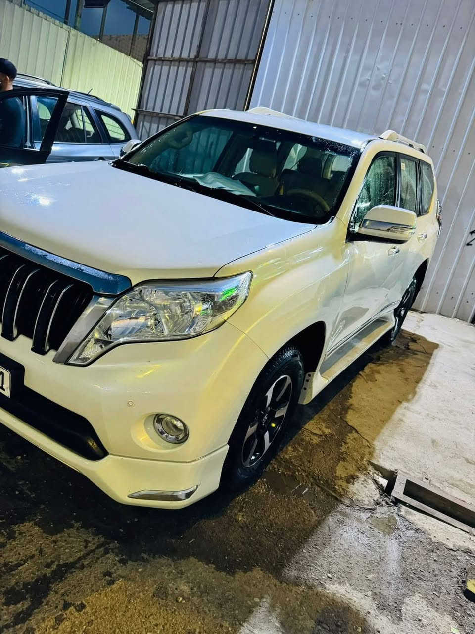 برادو ٢٠١٧
فىه tx.r
مو فول 
سياره بيه صبغ قطعتين ودعاميه قليل 
***********
سعر ٣٢٥
