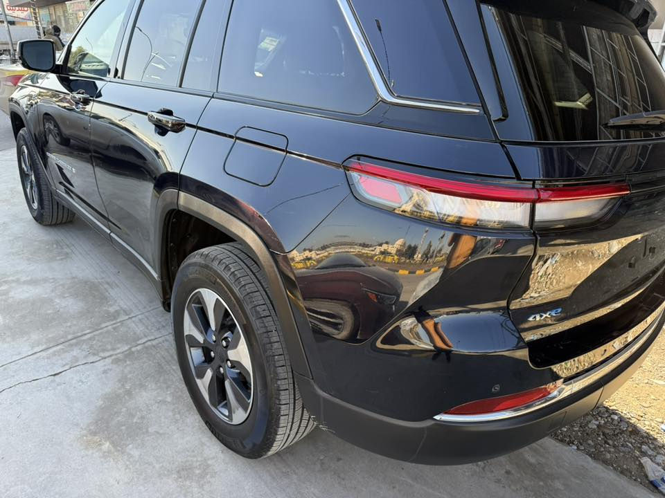 مستعجل على بيع جيب كراند شيروكي هايبرد موديل 24 الون نيلي بيها صبغ جاملغ امامي وتبديل ابوب اثنين نفس الون ماشيه 29 الف ايرباك راجع ستتم بدون رقم تترقم شمالي فقط بشرط من الدعاميه للدعاميه الأتصال ***********
