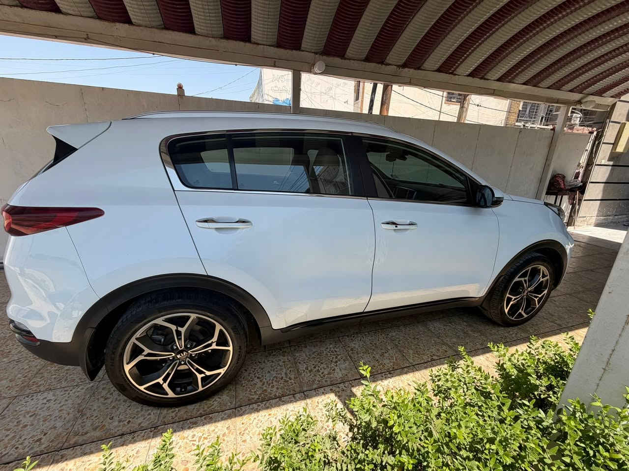 كيا سبورتاج للبيع
موديل 21 رقم بغداد ب اسمي 
مواصفات جي تي لاين فول مواصفات 
خليجيه السياره مكفوله عدا شخطين بسيطات بالباب الخلفي ورصعه بسيطه الجنطه 
سياره جديده جاهزه من كلشي ماشيه ٨٦ الف كيلو 
السعر 215 ورقه بيها مجال بسيط 
مكاني بغداد الغزاليه 
*********** محمد
