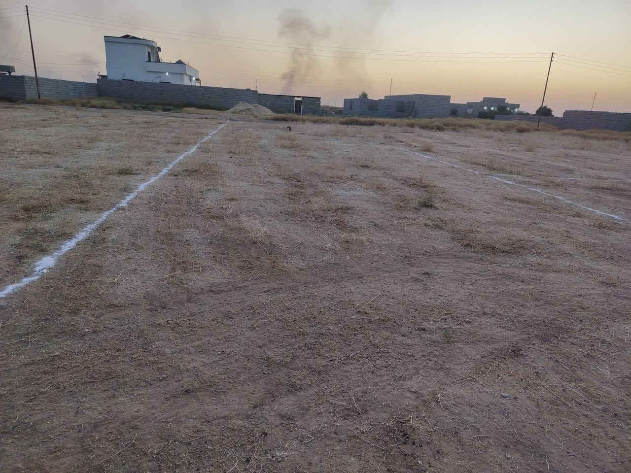 قطع للبيع الحويجه قريه الهيازعيه يم دكتور ياسين مقابيل بيت حجي خلف مساحة القطعه ٢٠٠ متر السعر خمسة ملايين ونص والله حيهم العزاز***********
