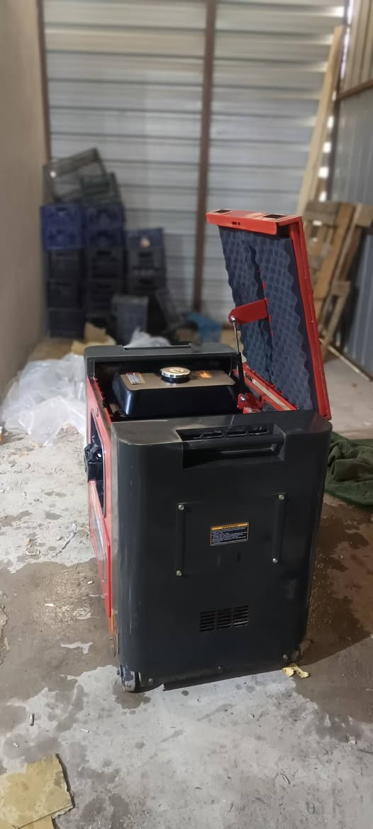 *النوع*: مولدة Mirage  
*الموديل*: 7GF-LDEX  
*القدرة*: 7kW  
*الجهد والتردد*: 220V / 50Hz  
*النظام*: كاتم للصوت
ما مشتغله اكثر من ١٠ ساعات 
مكان الحمدانية قرية كبرلي 
السعر  مليون ٢٠٠ الف 
***********
