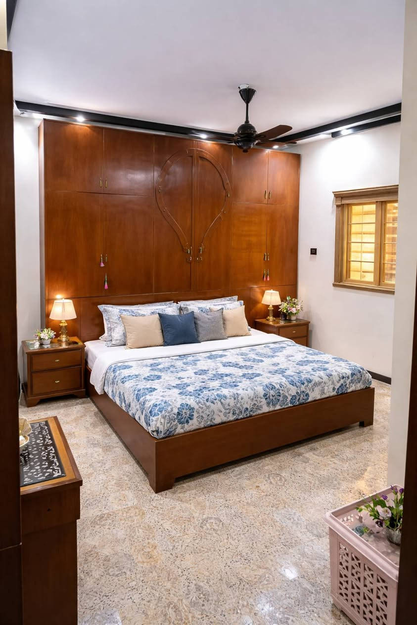 السلام عليكم ورحمة الله وبركاته
دار للبيع مساحتة ١٨٨ متر 
بغداد الحسينية خلف جامع النور 
قرب أسواق البحراني 
البيت يحتوي على :
الطابق الأول 
صالة+هول+مطبخ+حمام داخلي وخارجي + كراج +ترك +غرفة نوم 
الطابق الثاني 
غرفتين نوم +سطح خلفي وعالي  +بلكونة بإحدى الغرف 
المنزل يحتوي على كهرباء ومجاري وماء ومنظومة كامرات جيدة جدا 
السعر ١٨٠ مليون وبي مجال بسيط 
رقم الهاتف ***********
