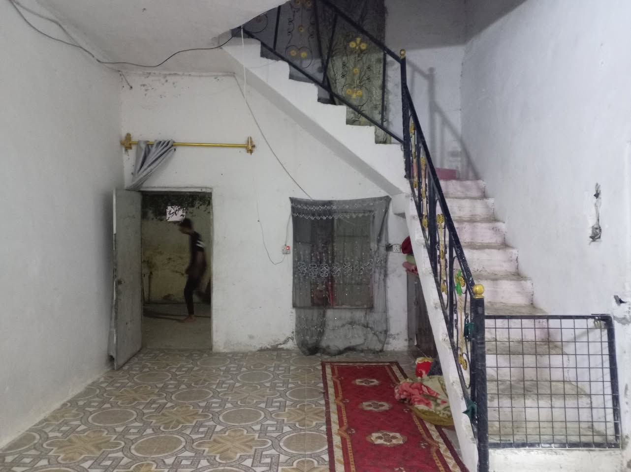 دار للبيع حي الحكيم مساحته ٥٠٠ متر غرفتين نوم وهول وصاله ومطبخ وحمام واستقبال كراج وحديقه
شارع اسواق البركه
يبعد عني الشارع 250 متر
الاتصال واتساب ***********
