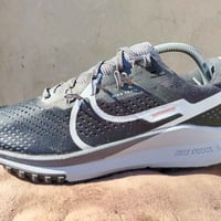 نايك قياس 42 ونص يلبس 43 اصلي سعر 35 للحجز 07878467997