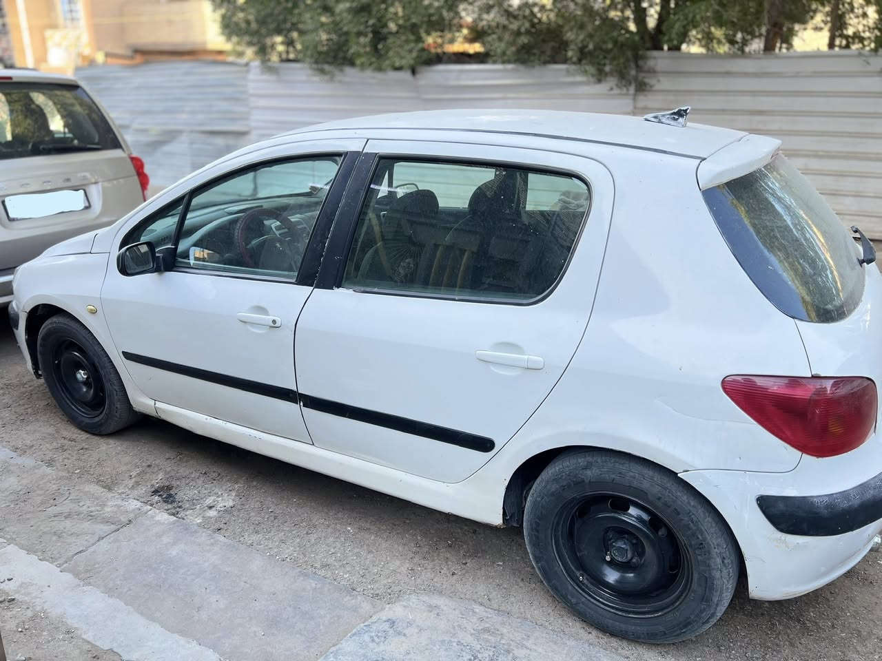 السلام عليكم
البيع
بيجو فرنسي 307 مديل 2005 

رقمه القادسية دولي 
مشروع وطني 
السياره بأسمي تحويل ثاني يوم 
مكان السياره بغداد 

سعر 35 ورقه 
رقم الهاتف : ***********
