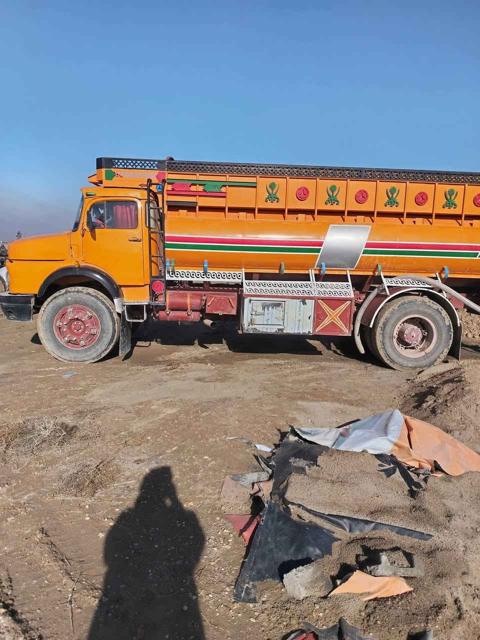 قجمه تنكر للبيع رايده ٥٠ مليون رقم هاتف *********** كير او محرك شرط حداديه جديده تخم تاير نضيف اخو جديد سياره من دعاميه لدعميه شغل جديد على ادينه اني مكلف بنشر ماتوجد عل خاص هذا رقم ربي يوفقنه ويوفقم جميعن
