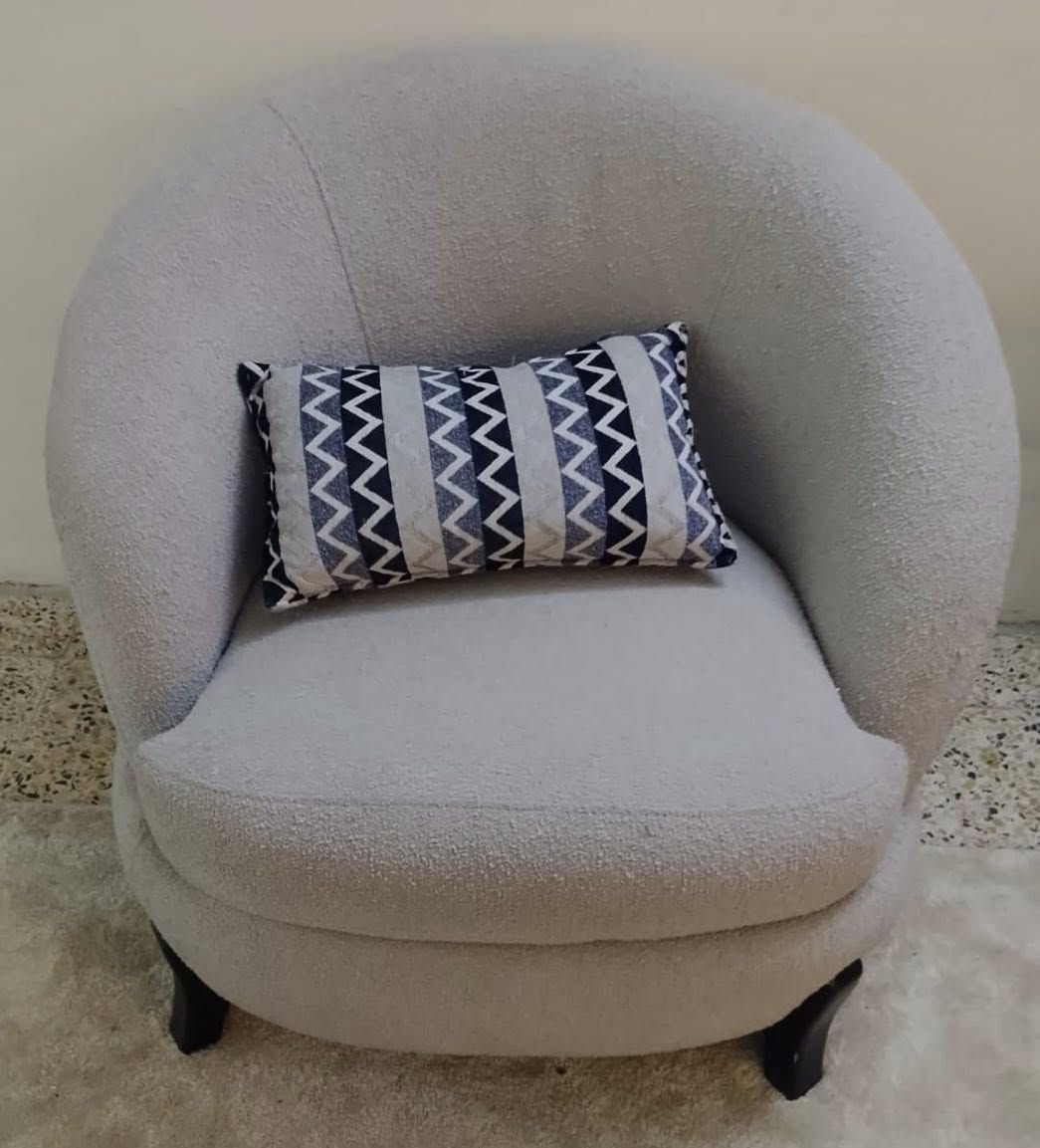 مرحبا
عندي تخم ايطالي 
ثنين كبار ٤مقاعد في ٤
وثنين منفصلات
واتساب/***********
وحده بيهن متشكك قماشها
سعرهن ٦٥٠ مكاني بغدادالاعظمية
