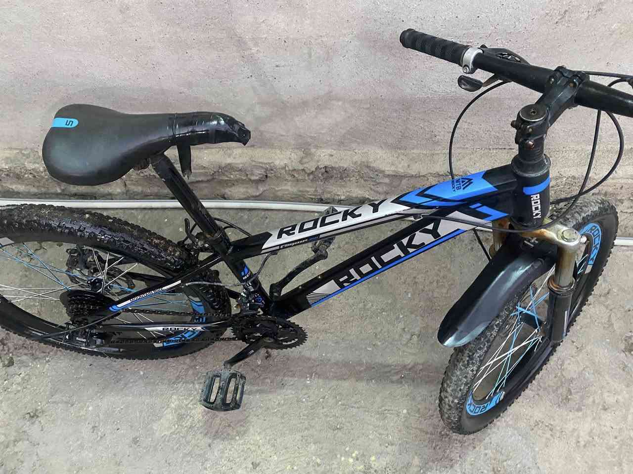 بيسكل للبيع كيمو نضيف لوك بريكات كله شغلات 
كير وره وكدام كله شغلات نضيف حيل السعر ٥٠ بي مجال 
هذه رقمي ***********
