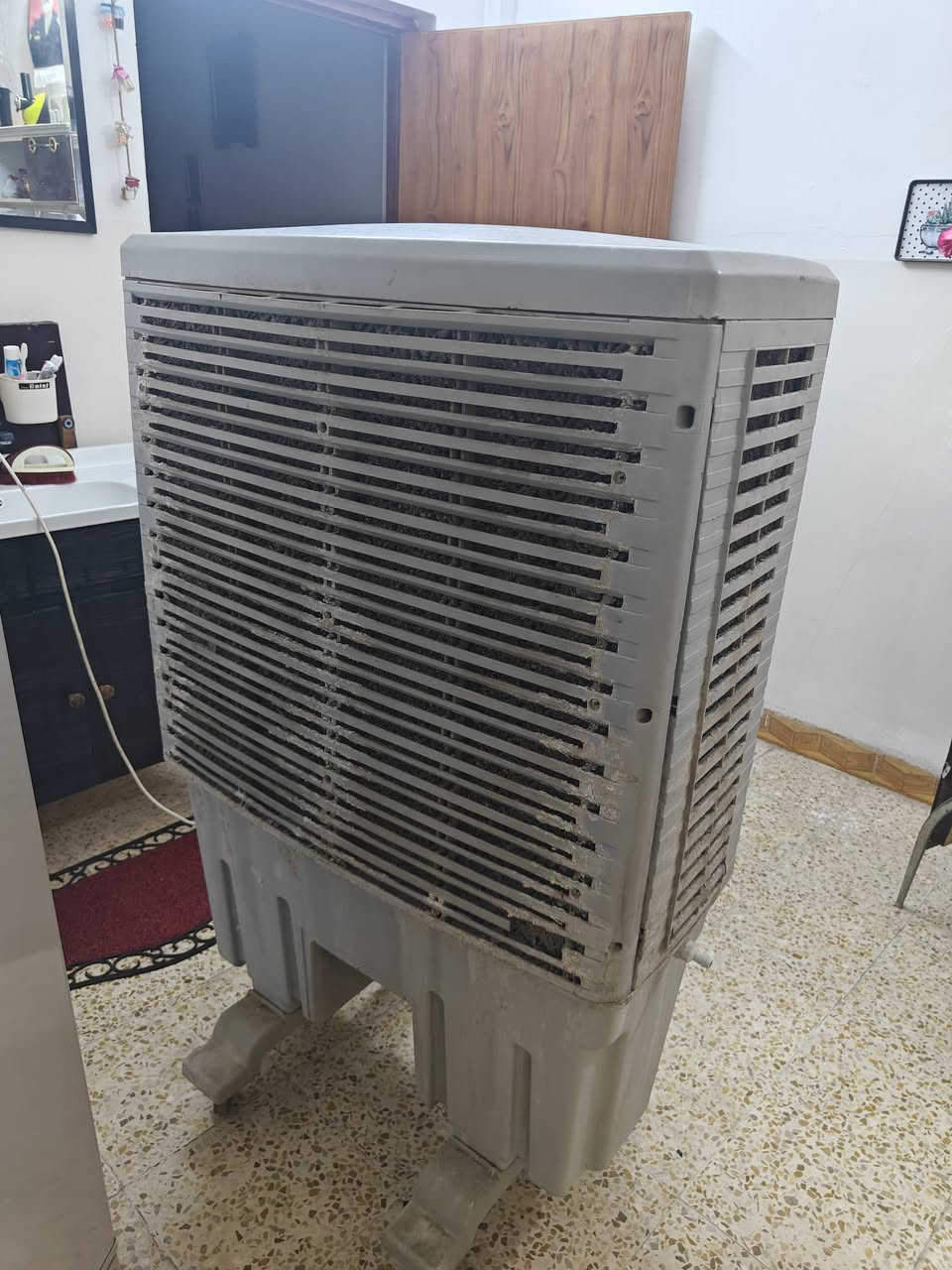 كنفيرا حجم كبير نضيفه كل شي شغال بيها السعر 130 وبيها مجال بسيط
***********
