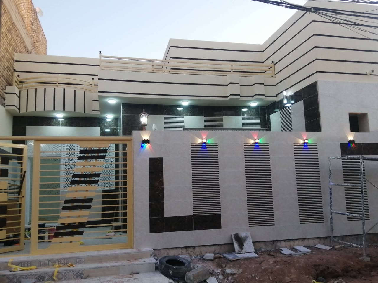 سلام عليكم صباغ لكافة انوع الصبغ حداديه واجهيات غرف شبابيك شغل نضيف وحلو مكاني نجف *********** @
