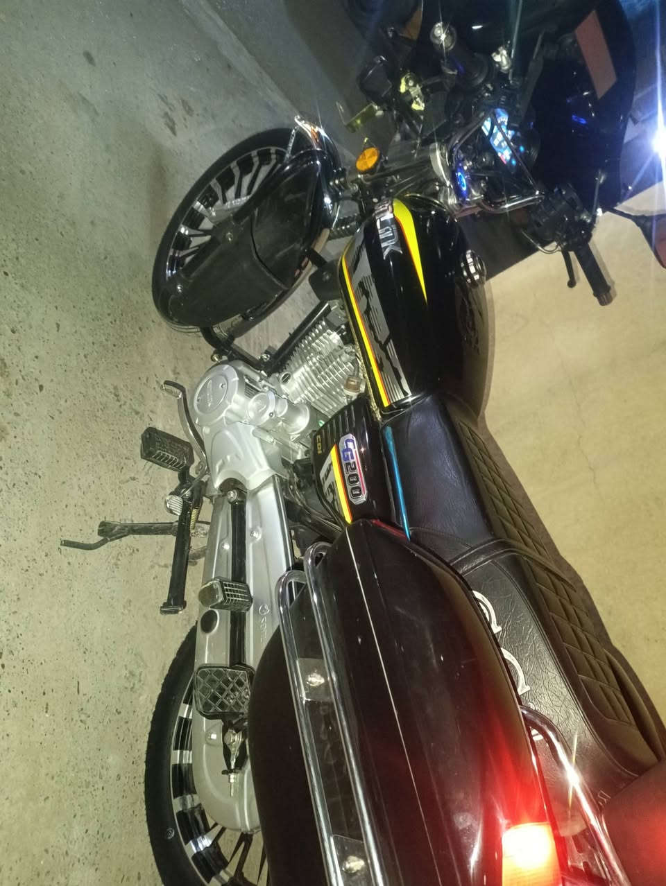 السلام عليكم دراجة سولنك
موديل= 25 نازلة بشهر 8 بنهايته يعني صارله 7 اشهر . للعلم الدراجة ما مشتغلة دلفري يعني ما متعبه على أيدي 
المشي مالته // 5400
المعدل // 120 وقابلة للزيادة 
سعة المحرك// 200cc
 بصمة ريمونت وبصمة اصبع وسلف وهندر كلشي بيه شغال اي نقص مابيه 
الاضافات// 
جنط خلفيات بيهن كلوب 
وجنطة من فوك أيضاً بيه كلوب مثل ما موضح بالصورة.
درع أبل جفوف  ومرايات وستاند مال تلفون 
واقية مال بوكسر أمامية 
ولدات أمامية أبل عدسة ثنين كل واحد بي ثلاثة عدسات 
المكان بغداد ابو دشير وهذا رقمي متواجد فقط على واتساب شباب 
السعر 950 وبيه مجال للطيبين ***********
