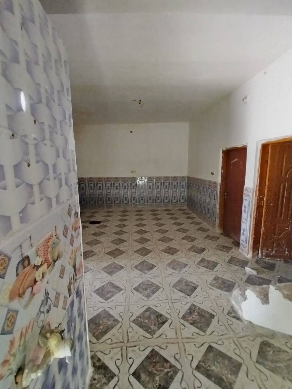 البيت ٢غرف نوم وصاله ومطبخ وستقبال وصيات خارجيه وداخليه خدمات ماي كهرباء مجاري نت ضوئي بلديه اهليه مولد راس الشارع مدرسه قريبه علي بنزلت بيت خليفه يم المختار ***********
