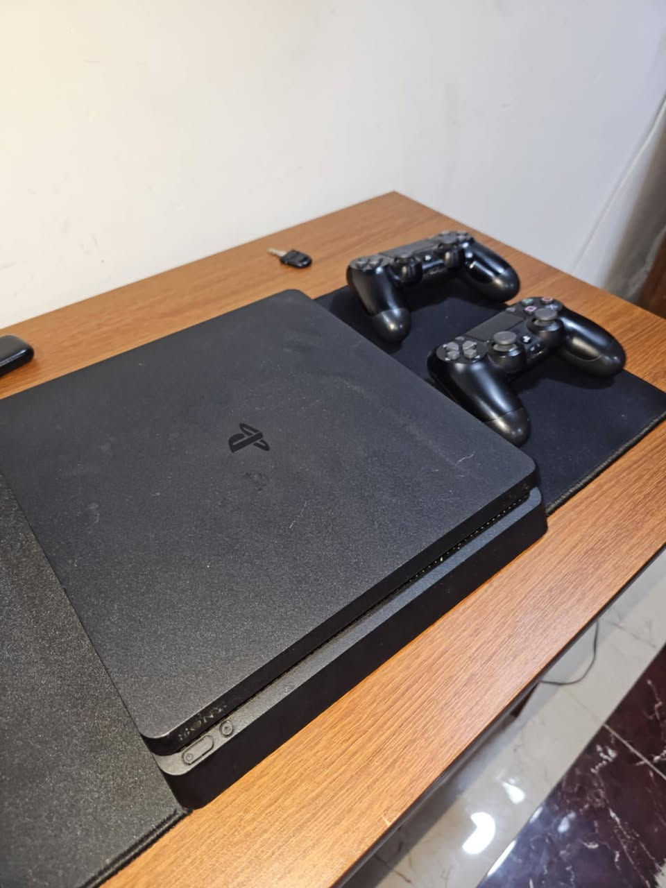 سوني فور مهكر نضام 11 قرص بيه العاب بيس و gta بيها فيراري ثنين وزومبي ما مفتوح برغي بيه جهاز باله يخبل مستخدم شهر مابيع غير جلخ واحد السعر 260 قفل قفل قفل لادور بيه ربع يددتين ***********
