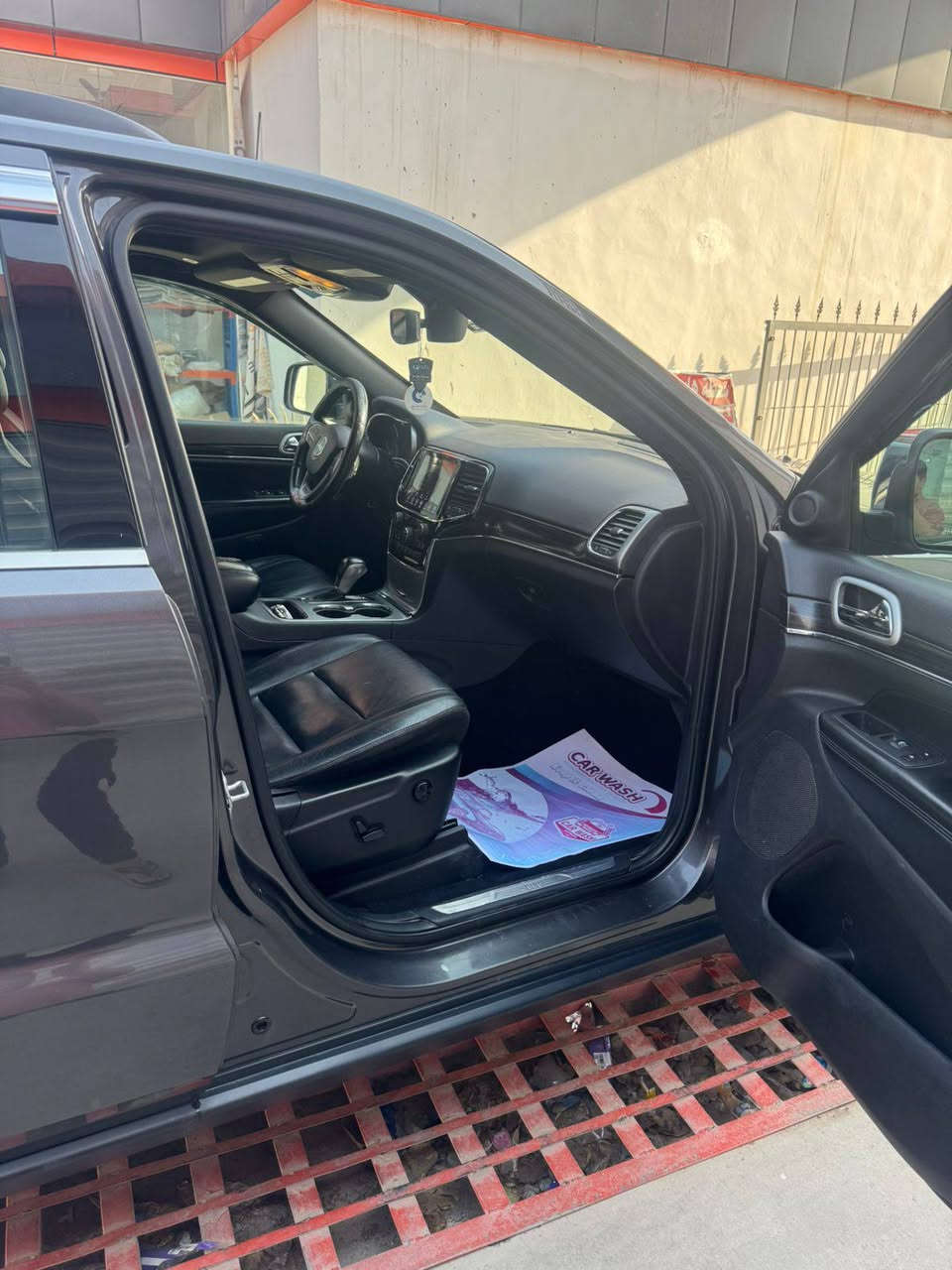 السلام عليكم
جيب كراند شيروكي 2020 أمريكي 

بدون حادث كلين 

 (السونار مرفوق مع الصور امريكا) 

مواصفاتها 

فتحه سلايد روف

بصمه تشغيل عدد (2)

،صندوق كهربائي، 

كشنات كهربائي و ذاكرة

تدفئه كشنات، 

قطعتين تبريد، 

كشنات جلد اسود 

، مكينه ٣٦٠٠ 

، وبيها مواصفات هوايه 

ماشيه 78 الف 

السعر 240$ ورقه وبيها مجال بسيط 

السياره جاهزه مابيها اي نقص
ماتصرف عليها دينار

*********** 📞📞
