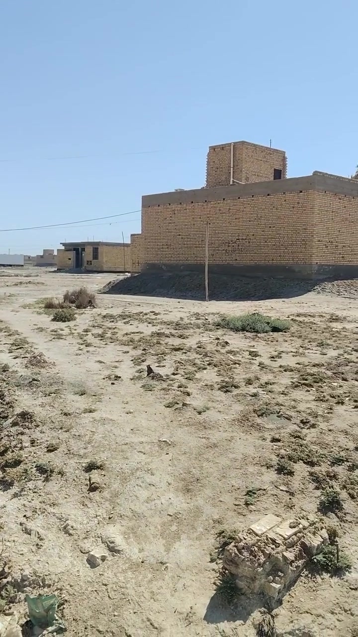 قطعة طابو صرف المساحة 250 متر مربع بإبعاد 12 ونص متر وجه بنزال 20 متر الخدمات المتوفرة ماء و كهرباء والتبليط والمجاري بعد 100 متر و تقع على شارع عرضه 15 متر وعلى ساحة حديقه القطعة تقع في ناحية الفضلية شارع المحطة مجاورة للمدارس الصينيه سعر البيع 35 مليون للتواصل *********** أبو زهراء الابراهيمي
