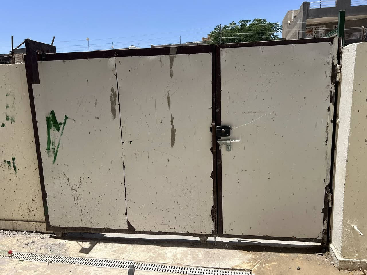 السلام عليكم 
باب حديد خارجي للبيع
قياسات 
عرض : الباب  2 متر
الارتفاع : 180 سم
نظيف 
استخدم سنتين 
السعر ٣٥٠ الف
الاتصال على الرقم : ***********

