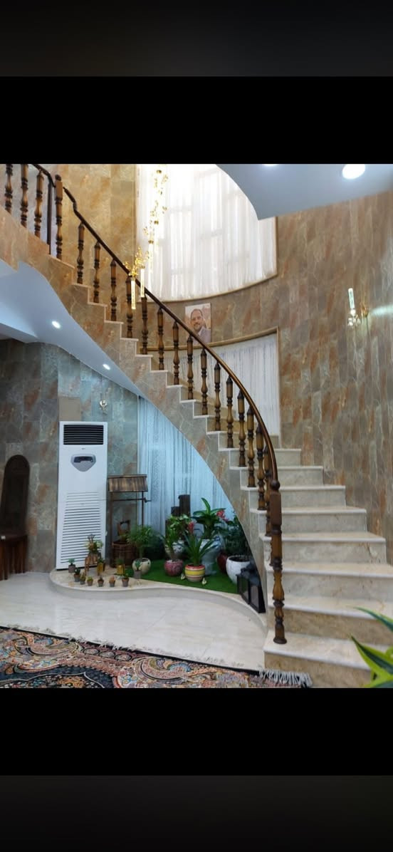 بيت للبيع حي السلام خلف الاربع شوارع قرب مدينة الالعاب ٢٠٠ متر بناء حديث  امام حديقة اني مرتبها حتى شلال مسوي بيها الطابق الأرضي غرفه قياس ٤ *٦  واستقبال ٤.٢٥*٧ وصاله ٤*٩ومطبخ ٥*٦وحمام عدد ٢ ومناور عدد ٢ الطابق الثاني غرفتين الاولى قياس ٧.٥*٤.٢٥ والثانيه ٥*٦ وغرفه صغيره مخزن اني مسويها  وحمام شرقي للعلم الواجهه طابوك لكن عندي صوره بعد التغليف انتم تسوها التواصل مع صاحب الدار سيد حيدر ***********واجهته انت تسويها عندي صورتها اول تعليق
