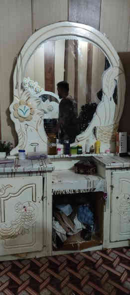 لبيع غرفة أخشاب 100.مستعجل لين ماعندي مكان ومفتوحة بس حمل واخذه. رقم. واتساب.***********
