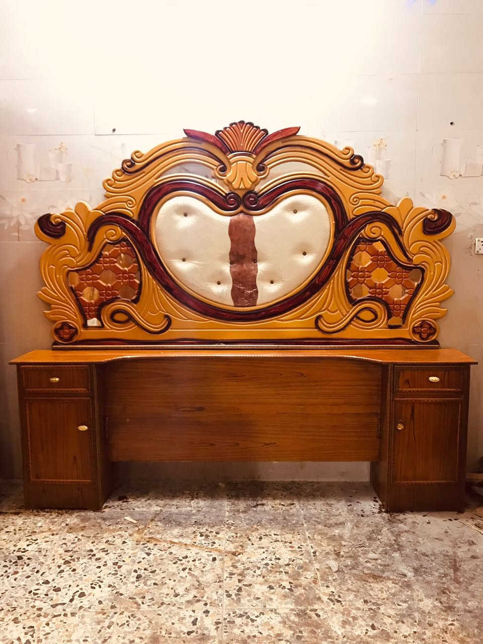 غرفة نوم عراقي مستعمل نضيف   (5) باب ضهر براغي زاوية كنتوريه سعر (500) العنوان بغداد مدينة الصدر نهايه شارع الاورفلي متواجد واتساب أكو خدمة توصيل 🚚 *********** اشتري غرفة نوم عراقي
