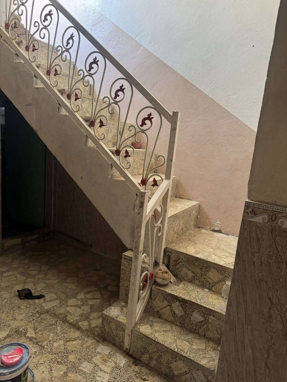 @بيت للإيجار.                         غرفه وصاله ومطبخ وستقبال ومحل.  الموقع حي العسكري شارع  السبيس الفرع المقابيل الاستدارة الثانيه 
ملاحظه الماء والكهرباء من ضمن الايجار 
رقم صاحب البيت ***********
سعر الايجار250مع المجال
