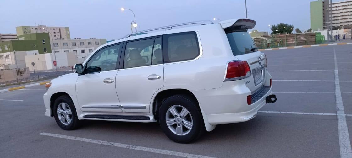 سلام عليكم تيوتا لاندكروز  2013 بريم اصلي  GXR السياره كفاله من كلشي من عده 4صابع بارد بل جنطه بدون صبغ 
6سلندر رقم بغداد مشروع وطني تحويل  مباشر 

اللون ابيض صدفي

موصفات 

سلايت روف 

فور ويل 

مري قلاب 

لايت زنون 

حساس امامي خلفي 

تشغيل عن بعد 

بصمات ابواب 

كشنات جلد 

كشن كهرباء 3دكم

اشاير مري

لايت زنون 

طفايه 

تبريد ثلاث قطع 

ثلاجه

7 راكب 

‏‎تحكم استيرن

السيارة حيل جديده 

كير محرك صدر تخم تاير كله بشرط 

السياره جاهزه من كلشي

مكاني بغداد قرب بسمايه 

رقمي ***********
