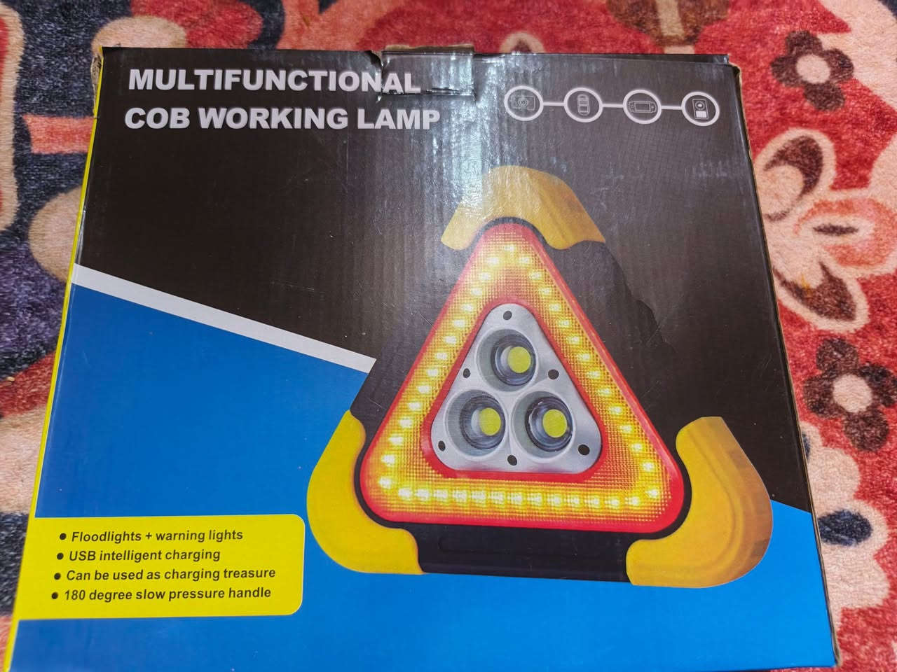 هذا المنتج عبارة عن مصباح عمل COB مثلث الشكل متعدد الوظائف للاستخدام في حالات الطوارئ. 

مكازان بغداد
 +1
خيارات الشحن: يمكن شحنه عبر منفذ USB، ويدعم بعض الموديلات الشحن بالطاقة الشمسية.
وظائف الإضاءة: يعمل كمصباح كشاف للعمل (Floodlight) وأيضاً كمصباح تحذيري بومضات حمراء للسيارات.
ميزات إضافية: يحتوي على مقبض قابل للتعديل بزاوية 180 درجة، ويمكن استخدامه كبنك طاقة لشحن الأجهزة الأخرى. 

 +2


**إذا كنت صاحب هذا الإعلان وتريد حذفه لأي سبب، رجاءا أرسل رسالة إلى الدعم الفني**