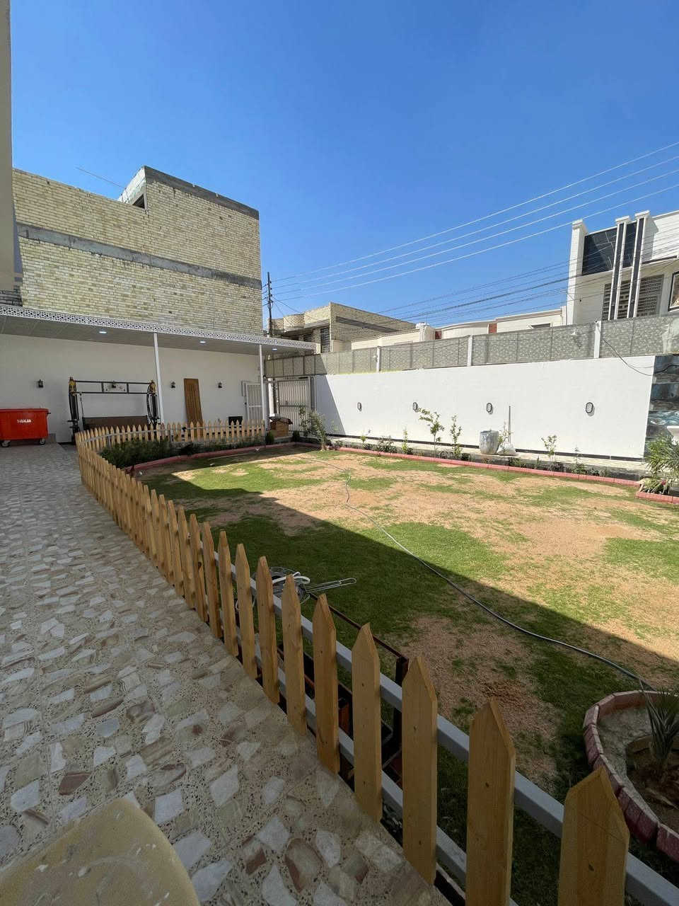 سلام عليكم يوجد
بيت مساحة 360 متر طابق واحد بناء حديث  للبيع 
شوارع ١٠متر 
يتكون البيت من غرفتين نوم وصاله وستقبال 
ومطبخ حار بارد وصحيات داخليه خارجيه 
 البيت  جاهز للسكن 
طابو  زراعي 25
 التحويل من ابو السند مباشر - قرار محكمة
 متوفرة كافه الخدمات (تبليط ♦️ماء ♦️ كهرباء♦️ مجاري) 
 الموقع كربلاء مجمع نجمة كربلاء 

 اللاستفسار اكثر اتصل على الارقام التالية
***********
حيدر الغراوي للعقارات والمقاولات العامه 
 
 #عقارات_للبيع #العراق #حي_العباس #فولو #اكسبلور #متابعين #بساتين #البصرة #كربلاء #بغداد #كربلاء_الحسين #بيع #كربلاء_المقدسة #عقار #عقارات #فولو #دعم #متابعة #سبحان_الله #تعليق #لقطة #للبيع #القران_الكريم #بيت #اكسبلور_فولو #يالله #اكسبلور_explore #استغفر_الله #استثمار #عقارات_كربلاء
