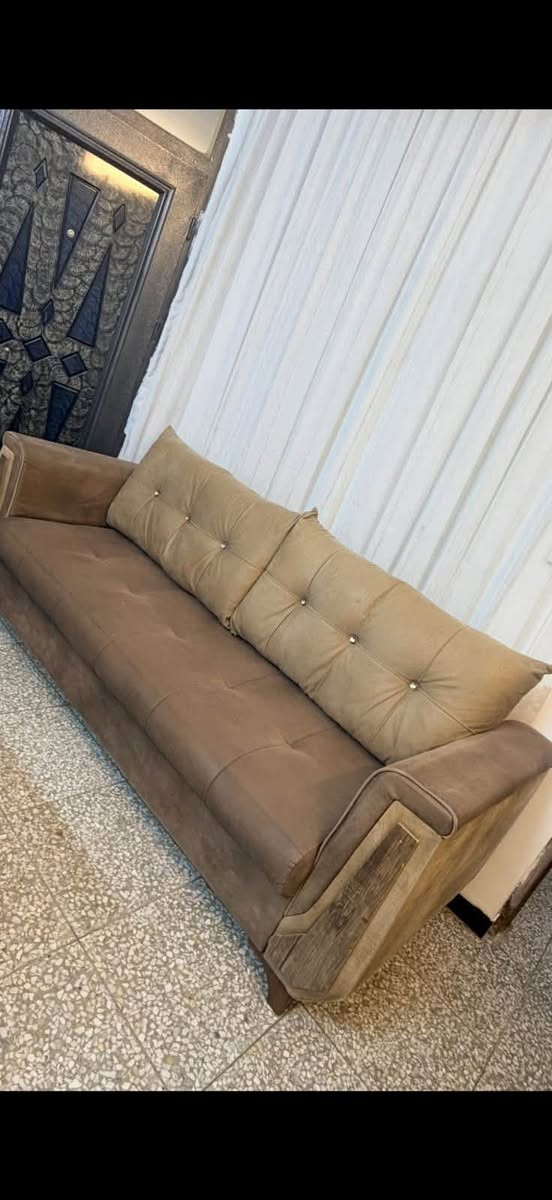 عندي تخم قنفات عشره مقاعداثنان كبيره واحده وسط وكرسيين  وكآمل مع كوشات السعر ٤٠٠ الف بي مجال هاتف***********
