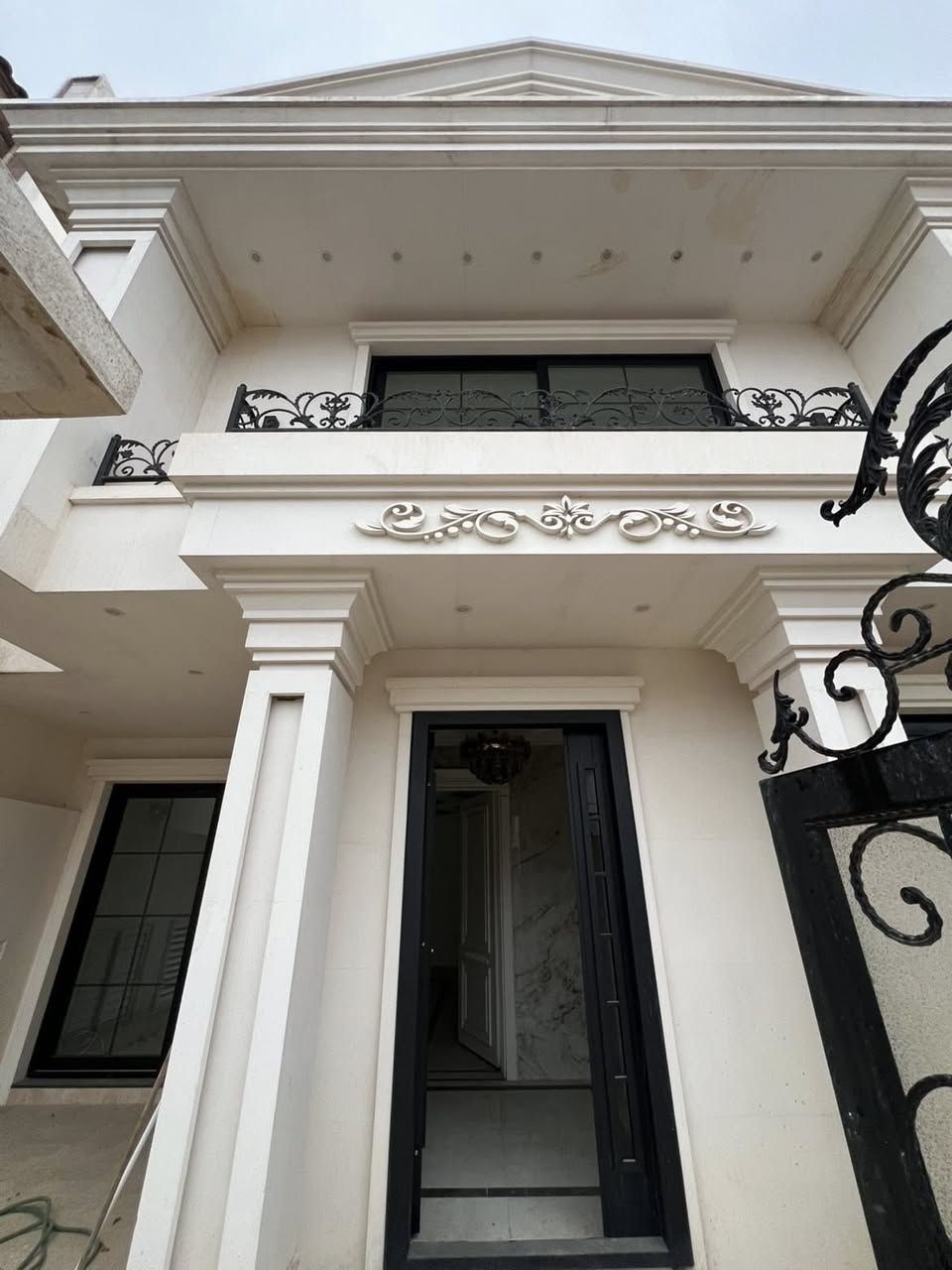 بيت للبيع في اربيل منطقة كويستان قرب بارك البيشمركه
مساحه ٢٠٠ متر 

بناء جديد درجه اولى والبيت مامسكون 

على شارع ٢٠ متر 

هاي الصور كدامكم وهذا فديو يوضح تفاصيل البيت 

*********** واتس اب

***********
