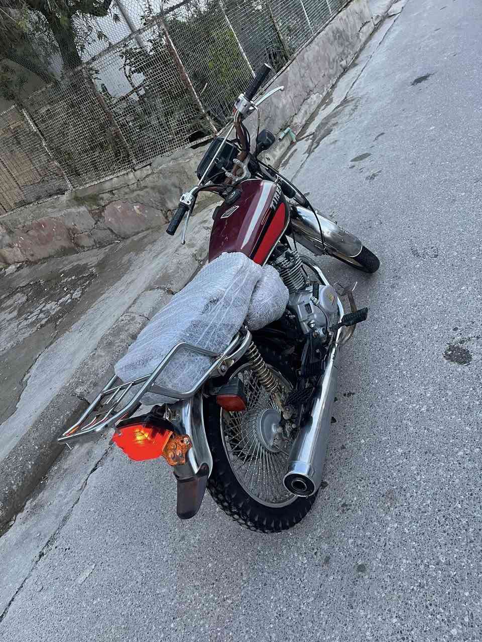 سلام عليكم شباب ماطور سخت للبيع معمر ومره وحد مطور نضيف ومدام العين ويمنيا شغاله زوج تايات جدد السعر (420 ) وبي مجال لطيبين (***********) المكان موصل اليمن حي الزنجيلي ❤️❤️
