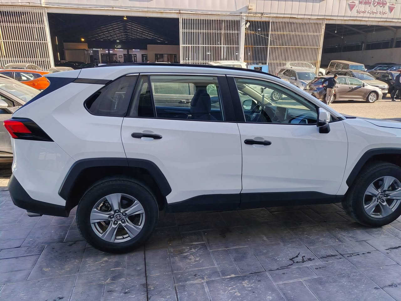 السلام عليكم
تويوتا راف فور بانزين فقط  موديل ٢٣ مواصفات XLE بصمة بدون فتحه ويل كب رادار امامي جانبي تبريد قطعتين وباقي المواصفات المعروفة رقم أربيل مكانه اربيل باب صبغ وشوية من باب السكن  تعديل بارد بجم كبس خلف كبس ماشية ٥١ الف ميل صور الحادث موجوده داخل المنشور لمعرفة السعر اتصل *********** واتس اب
