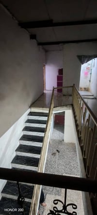 بيت البيع مساحه 200و النزال 14و الواجه 14البيت متكون من ثنين غرف ارضيه...