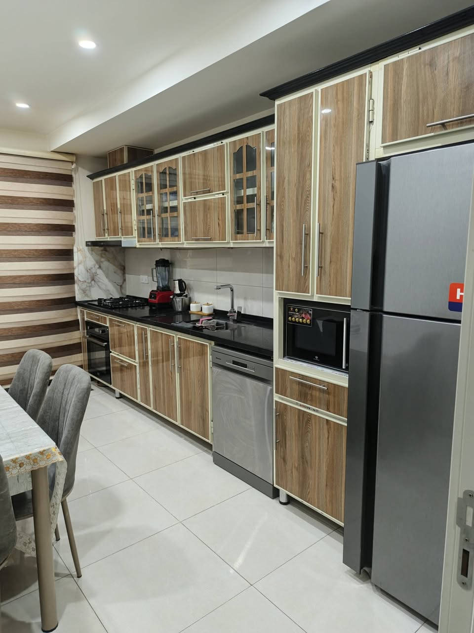 شقة مؤثثة بالكامل للإيجار..مساحة ١٤٠ متر..إطلالة مميزة مباشرة عالحدائق و النافورات..مجمع النسيم ستي حي الجهاد..للإستفسار ***********  متوفر واتس اب.
