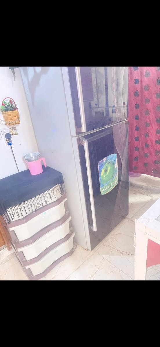بيت للبيع كلش مرتب زعفرانية شارع الزوراء مقابيل شركة الزوراء  واقع حال مساحة 75متر يحتوي البيت على حمام خارجي واستقبال  ومطبخ وغرفةمنام كبيرة   ومنور  سعرة قفل ١٤ مليون الاتصال ***********
