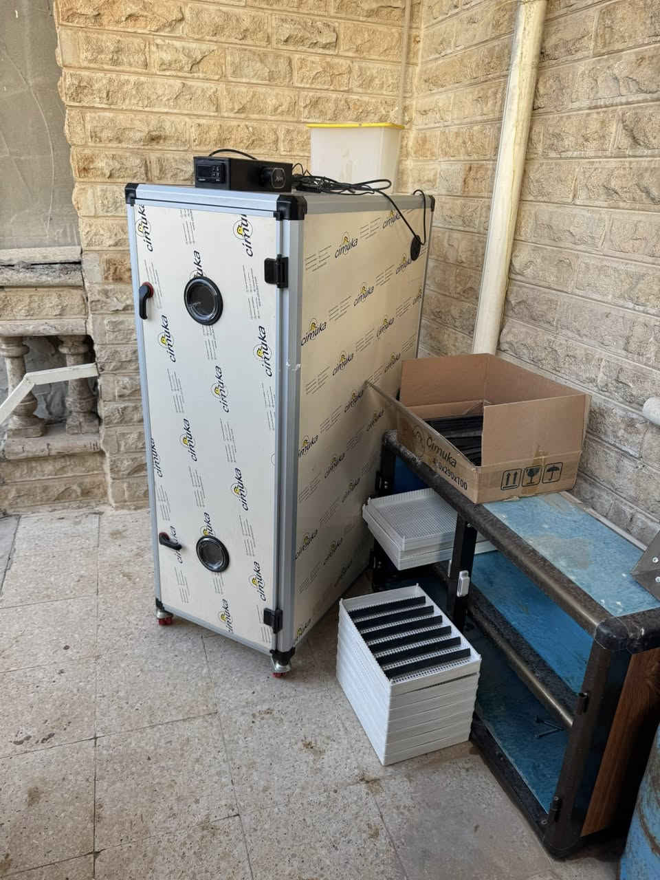 للبيع مفقس بيض أوتوماتيكي 500 بيضة – صناعة تركية 🇹🇷
مفقس بيض أوتوماتيكي 100% من شركة Cimuka جيموكا التركية المعروفة بجودة صناعتها.

🔹 السعة: 500 بيضة دجاج
🔹 يقبل بيض بأحجام مختلفة (رومي، بط، أوز، سمان حسب الصينية)
🔹 تقليب أوتوماتيكي كامل
🔹 تحكم رقمي بدرجة الحرارة
🔹 توزيع حرارة متوازن بمراوح داخلية
🔹 هيكل ألمنيوم معزول يحافظ على ثبات الحرارة
🔹 يعمل على كهرباء 220 فولت
🔹 نظيف وجاهز للعمل مباشرة
مستعمل وجبتين فقط ونسبة النجاح 95%
📍 الموقع: الموصل حي الحدباء
💰 السعر: 1,500,000 دينار عراقي (قابل للتفاوض بالمعقول)

الجهاز عملي ومجرب ونتائجه ممتازة، مناسب للمشاريع الصغيرة والمتوسط
للتواصل على الماسنجر او على الرقم ***********
