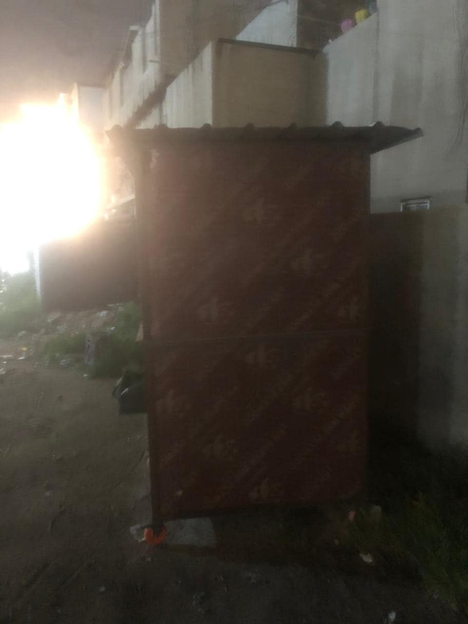 كرفان خشب للبيع الحجم مترين طول عرض  متر وخمسين السعر 250   العنوان بغداد شارع فلسطين كرفان جديد الرقم ***********
