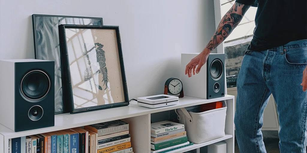 Bluesound NODE (N132) هو جهاز بث موسيقى لاسلكي عالي الدقة ومركز صوتي رقمي مصمم لتوصيل أنظمة الاستريو التقليدية أو مكبرات الصوت التي تعمل بالطاقة بخدمات البث الحديثة والمكتبات الرقمية. وهو بمثابة دماغ مركزي للصوت متعدد الغرف، ويعمل ضمن النظام البيئي BluOS. سهل الاستخدام
يمثل طراز N132 خطوة كبيرة في الإخلاص الصوتي وقوة المعالجة .

(الميزات والمواصفات الرئيسية)
DAC (محول رقمي إلى تناظري): مجهز ب ESS ES9039Q2M SABRE DAC لتقليل التشويه وتحسين تشغيل الصوت عالي الدقة.
المعالج: مدعوم من معالج ARM Cortex A53 رباعي النواة 1.8 جيجاهرتز.
دعم الصوت: يتعامل مع صوت يصل إلى 24 بت / 12 كيلو هرتز ويدعم تنسيقات عالية الدقة مثل MQA و FLAC و DSD256.
سماعة الرأس أمبير: يتميز بمكبر صوت مخصص لسماعة THX AAA المتطورة للاستماع الخاص 
خيارات الاتصال
المدخلات: HDMI eARC لصوت التلفزيون، والسرد البصري / التناظري، و USB لمحركات الأقراص الخارجية.
المخرجات: RCA ، البصرية ، المحورية ، و USB ، بالإضافة إلى إخراج مضخم صوت مخصص.
لاسلكي: Wi-Fi ثنائي النطاق، Gigabit Ethernet، و aptX Adaptive Bluetooth ثنائي 
السيطرة والتكامل
التحكم في التطبيق: متوافق تماما مع تطبيق BluOS Controller لنظام التشغيل iOS و Android وسطح المكتب.
المنزل الذكي: يعمل مع Apple AirPlay 2 و Spotify Connect و TIDAL Connect ويتكامل مع أنظمة التحكم المنزلية الذكية الرئيسية.
الضوابط المادية: تتميز اللوحة العلوية بلوحة لمس استشعار القرب مع خمسة إعدادات مسبقة سريعة اللمس قابلة للبرمجه.


**إذا كنت صاحب هذا الإعلان وتريد حذفه لأي سبب، رجاءا أرسل رسالة إلى الدعم الفني**