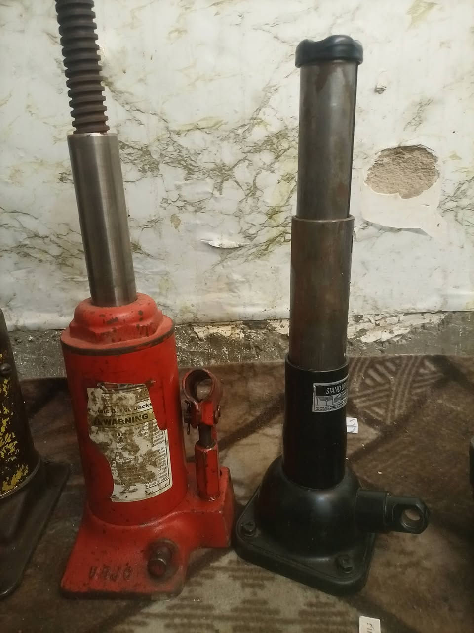 السلام عليكم
جكات عدد 6 كلهن شغالات كاملات وأبو العربانه جديد 
وبيهن امريكي أو بيهن ياباني أو بيهن صيني كلشي بيهن ولباور شغال ع الفحص ولمكسر هم شغال أو على الفحص تفاصيل اكثر اتصل أو بيك خير ودلل ***********عنوان بغداد الحسينيه الراشدية
