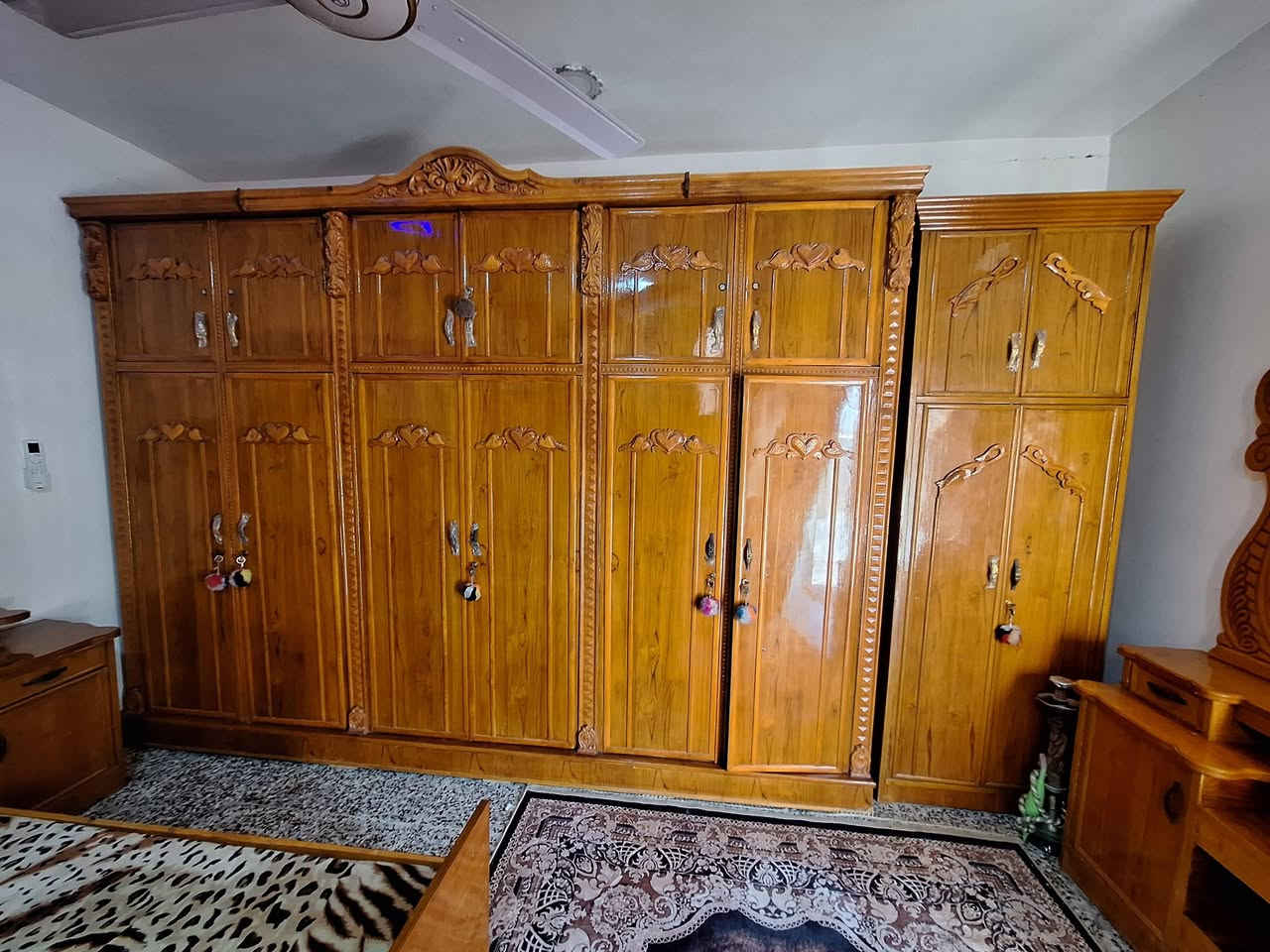 سلام عليكم 
غرفه خشاب صاج الخشب الاصلي
جديده قبل شهرين شتريتها
السعر مليون وربع 1250
وبيها مجال العنوان بغداد 
الرقم ***********
