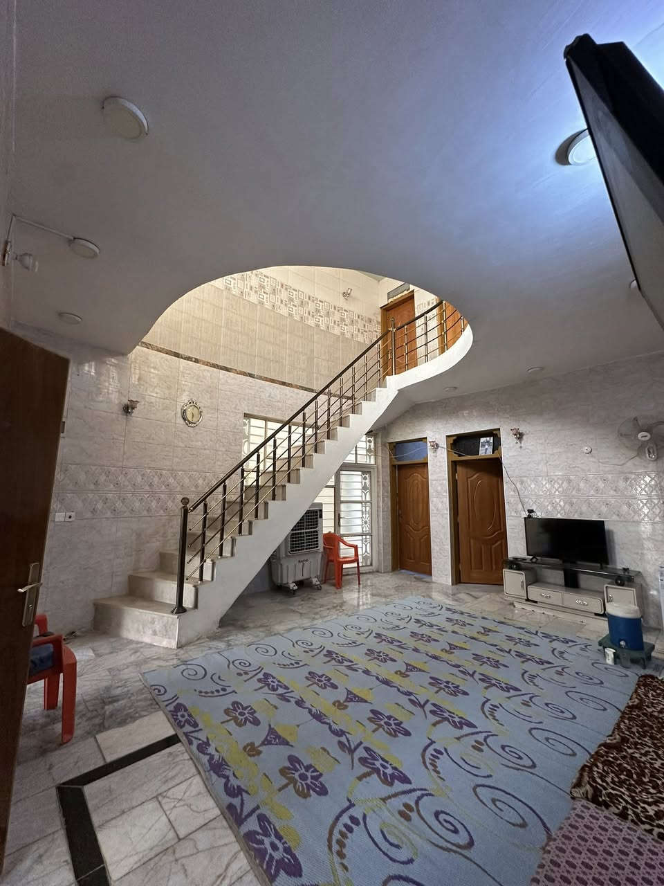 ﷽
دار للبيع مساحة 130 م
تفاصيل الدارر.🤩
طابق الاول :ستقبال + صاله +مطبخ +غرفه 
مجموعه صحيات + صحيات خارجي+ منور 2
طابق الثاني : غرفه نوم +غرفه صغيره سويت +صاله صغيره
بناء الدار.🧱 
صبب كونكريت درجه اولى + ديكورات جبس + سقوف ثانويه 
موقع الدار.🏠 
حي الجمعية شارع الوائلي 
للستفسار على الرقم واتساب :  *********** ☎️
