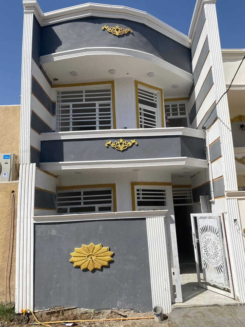 للبيع مشتمل 65م طابقين غرفتين نوم ومطبخ كبير وحمام فوك وجوه بناء جديد الموقع بغداد الراشديه شارع المراسمه بفرع جامع التواب الرحيم السعر 59مليون للاستفسار الاتصال *********** للبيع فقط واذا تريده استثمار هم يصلح
