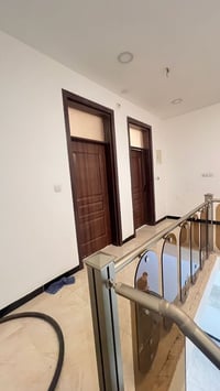 بيت نضيف للبيع طابقين ونص الطابق الارضي بي استقبال وهول ومطبخ وغرفة نو...